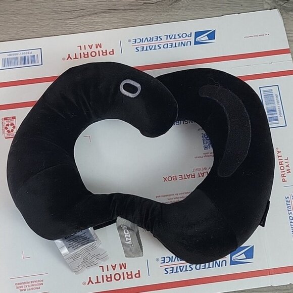 BCOZZY Travel Neck Pillow - Black velvet soft with drawstring bag - Picture 3 of 9